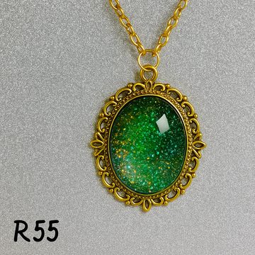 Vibrant Emerald Glitter Resin Pendant in Antique Gold Frame R55