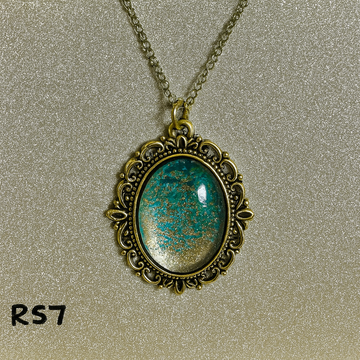 Glittering Forest Green and Gold Resin Pendant Necklace R57